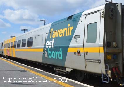Passenger car VIA 3357 left side with new colors / Wagon de passager VIA 3357 coté gauche avec nouvelles couleurs